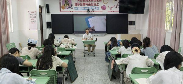 蔚莱策略 长滩中学开展青年教师书法培训