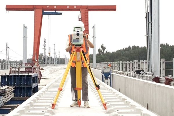 指南针股票 雄商高铁无砟轨道施工实现“毫米级”精控